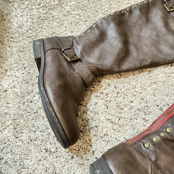 Journee Collection Sz 10 Brown Knee High Boots Red Zipper Brass Stud Faux Fur - Picture 11 of 16